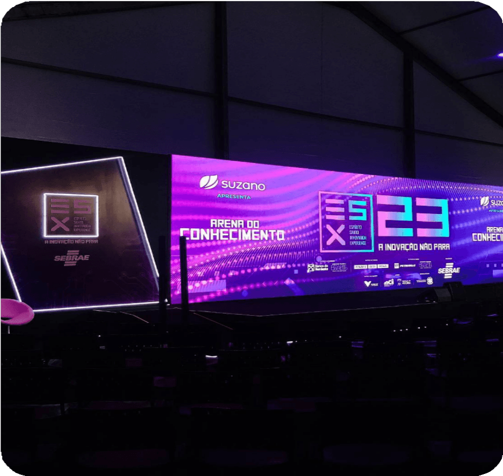 Painel de LED de grande formato instalado sobre a arena de um evento corporativo